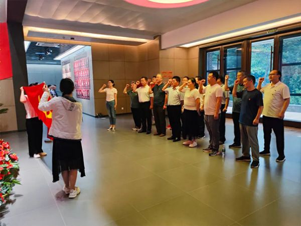 一滕泰山醫(yī)藥公司黨支部組織開展“走進(jìn)紅色教育基地，接受革命傳統(tǒng)洗禮”主題黨日活動(dòng)