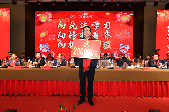 迎接新機(jī)遇 續(xù)寫新輝煌 | 一滕集團(tuán)2024年總結(jié)表彰大會暨2025年度責(zé)任狀授領(lǐng)儀式隆重舉行