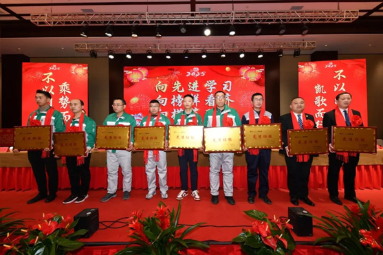 迎接新機(jī)遇 續(xù)寫新輝煌 | 一滕集團(tuán)2024年總結(jié)表彰大會暨2025年度責(zé)任狀授領(lǐng)儀式隆重舉行